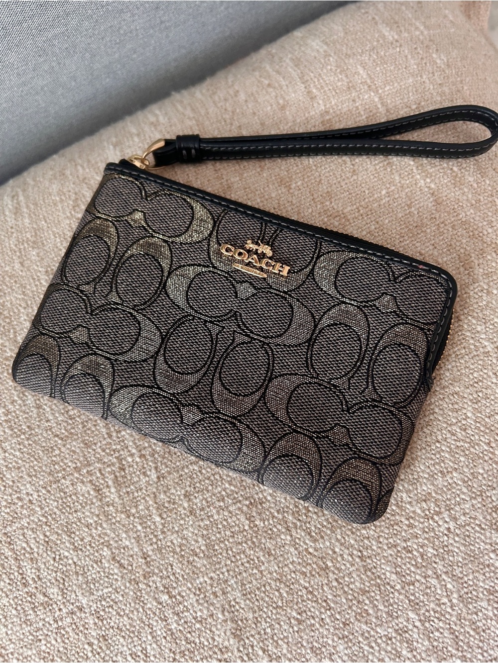 NWT✨Coach Corner Zip Wristlet
In Signature Jacquard CCL22 Shiny Charcoal Gold - Picture 3 of 7